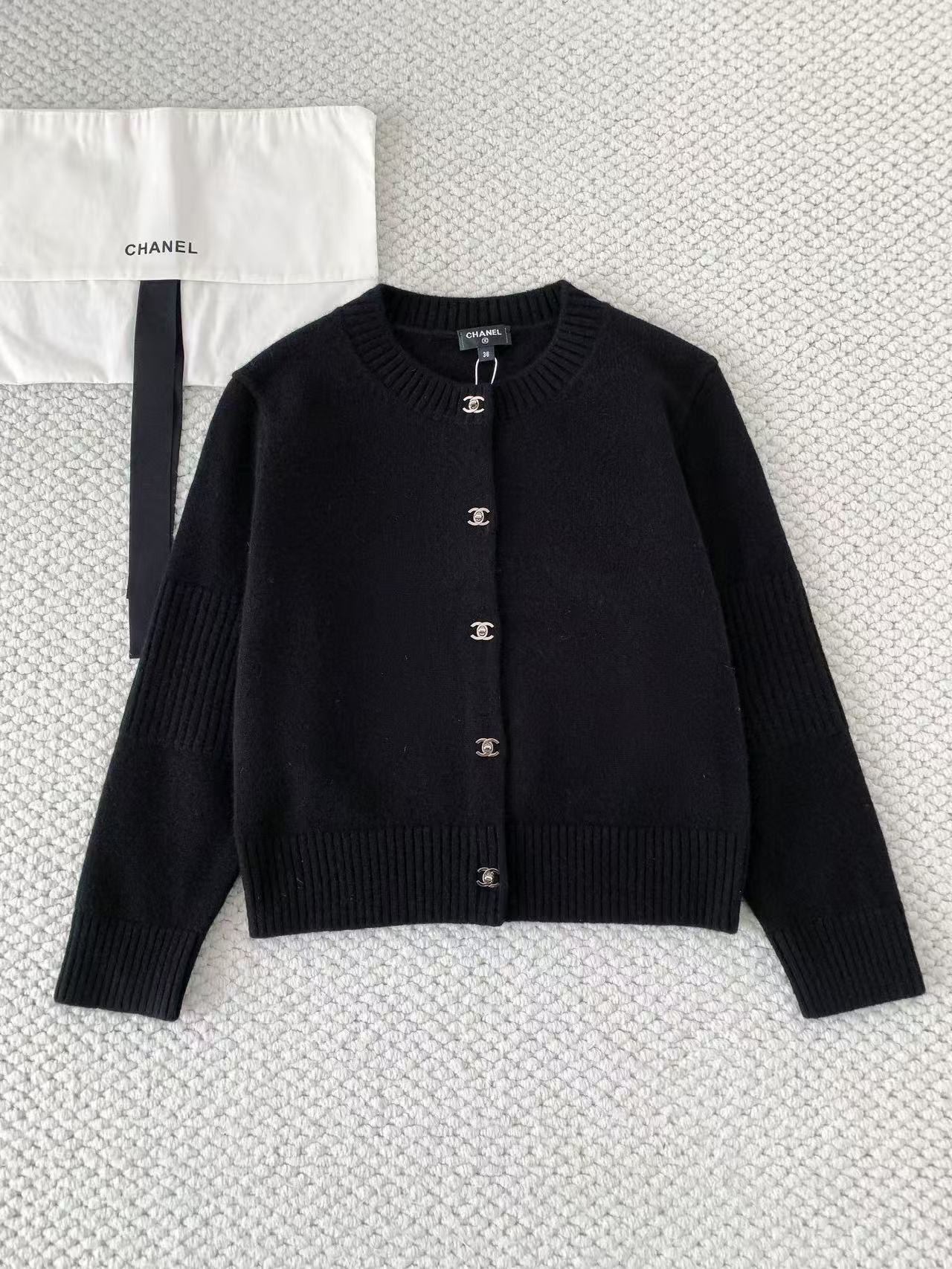 CC Classic Crew Neck Cardigan Cashmere