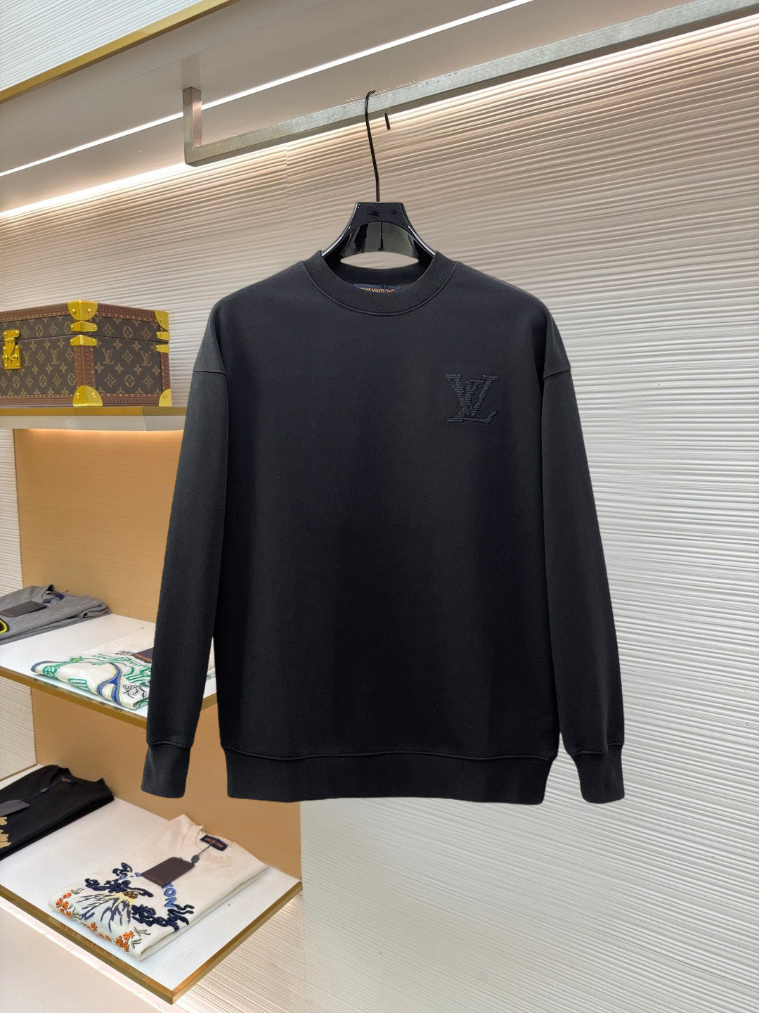 LV 26s 26s Men Crewneck Sweatshirt Embroidered LV Logo 529147