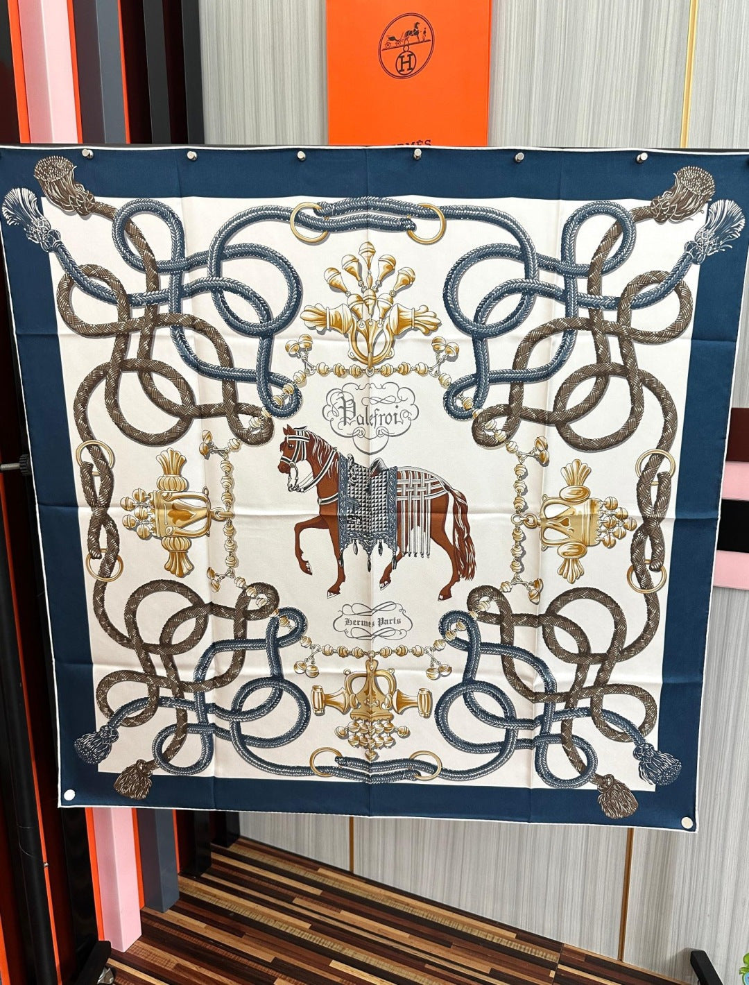 HM 26s Scarf 90x90cm Silk 550761